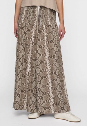 Gonna lunga stampa serpente marrone e beige con vita elastica e coulisse. Il tessuto ha una consistenza liscia e scorre fino alla caviglia.