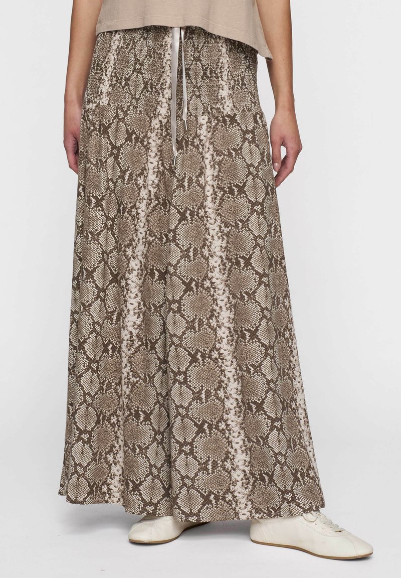 Bruine en beige slangenprint maxi rok met een elastische tailleband en trekkoord. De stof heeft een soepele textuur en valt tot de enkel.