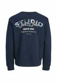 Marineblauwe sweatshirt met een ronde halslijn en geribbelde boorden, met een grote grafische print op de achterkant die "STUDIO Jack & Jones" zegt.