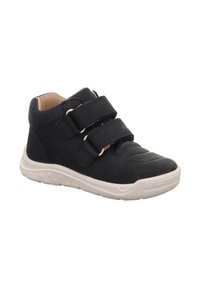Marineblaue Kinderschuhe mit zwei Klettverschlüssen, runder Zehenpartie, weißer Gummisohle und strukturiertem Stoff an der Ferse und Zunge.