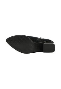 Sorte ruskinds ankle boots med en rektangulær blokkl heel og mønstret gummisål. Lynlåslukning på siden og glat læderdetalje.