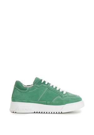 Baskets en daim vert avec lacets blancs, détails de couture et semelle épaisse en caoutchouc blanc affichant le nom de la marque "CAPO NOIR" sur le côté.