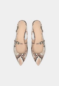 Γόβες με μυτερή μύτη και λουράκι στο πίσω μέρος σε μοτίβο φιδίσιο δέρμα σε μπεζ, καφέ και ροζ αποχρώσεις. Διαθέτουν ρυθμιζόμενα λουράκια με ασημένιες αγκράφες και λείο εσωτερικό.