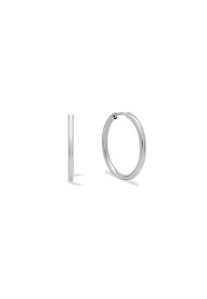 Orecchini a cerchio rotondi in argento con una finitura liscia e lucida. Il profilo è sottile, caratterizzato da un design minimalista. Nessun ornamento o motivo.
