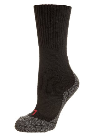 Chaussette noire avec un design côtelé, dotée d'un renfort gris au talon et à la pointe, ainsi qu'une petite accent rouge sur le côté.