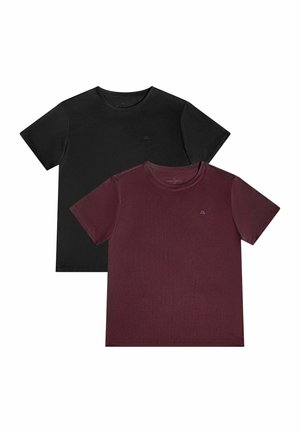 Twee effen korte mouw t-shirts met ronde hals, een zwarte die achter een donkerrode ligt, beide met kleine logo’s op de linker borst.