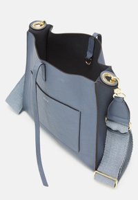 Borsa a spalla in pelle blu con finitura texture, apertura superiore e tasca frontale. Presenta dettagli in metallo dorato e una tracolla in tessuto stampato.