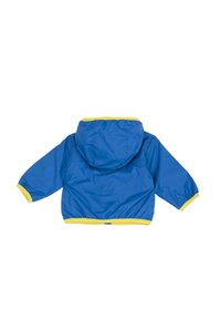 Veste bleue avec capuche, ornée de bordures jaunes sur les bords de la capuche et des manches. Matière lisse et légère. Vue arrière présentée.