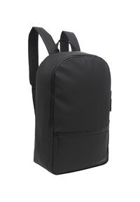 Zaino nero realizzato in tessuto liscio e resistente. Dotato di una tasca frontale con cerniera e spallacci imbottiti per il comfort.