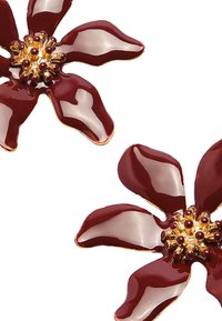 Bordowe kolczyki w kształcie kwiatu z błyszczącymi płatkami, złotym środkiem i misternymi akcentami z koralików. Lekka konstrukcja z odważnym kontrastem kolorów.