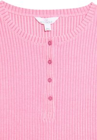 Roze geribde shirt met een ronde halslijn en vijf decoratieve knopen aan de voorkant. Zachte textuur met een subtiele glans, casual ontwerp.