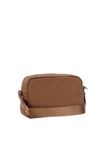 Bolso cruzado de nylon marrón con forma rectangular, cierre de cremallera y una amplia correa ajustable. Textura suave con un diseño minimalista.