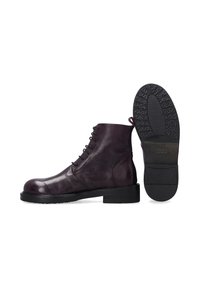 Schnürstiefeletten aus tiefviolettem Leder, mit abgerundetem Zehenbereich, subtiler Textur und einer schwarzen Gummisohle mit einem strukturierten Profil.