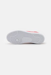 Lacoste BASESHOT 223 - Sportbačiai - red/white