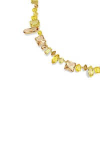 Collana di pietre preziose gialle con forme varie come ovale, rettangolare e rotonda, impostata in hardware d'oro, caratterizzata da diverse tonalità di giallo.