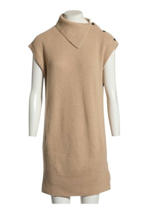 Ärmelloses beiges geripptes Strickkleid mit weitem umgeschlagenem Kragen und Knopfdetails an einer Schulter, präsentiert auf einer weißen Schaufensterpuppe.