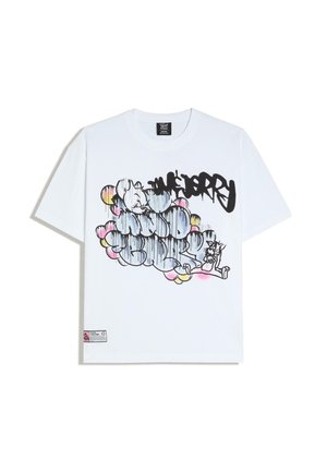 Hvid T-shirt med graffiti-stil "Tom and Jerry" tekst og tegneseriefigurerne Tom og Jerry i sort, pink og gule farver foran.