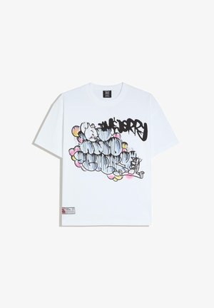 Fehér póló előlapján színes graffitistílusú „Tom és Jerry” felirattal és rajzfilmszerű Tom és Jerry karakterekkel fekete, rózsaszín és sárga színekben.