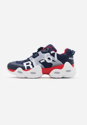 Navyblaue, rote und weiße Sneaker mit klobiger Sohle, fettem "RL-67" Schriftzug und "POLO" Branding an der Fersenlasche und am Rückenteil.