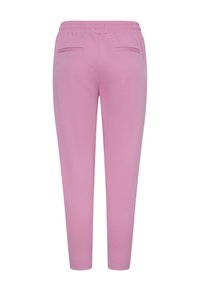 Roosad kitsa lõikega püksid elastse vöökohaga ja kahe tagumise püsttaskuga, vaadatuna tagant.