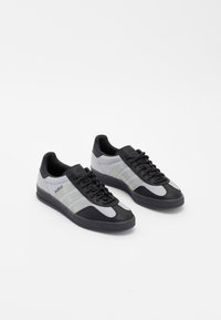 GAZELLE INDOOR UNISEX - Sneakers - grey two/core black/silver metallic