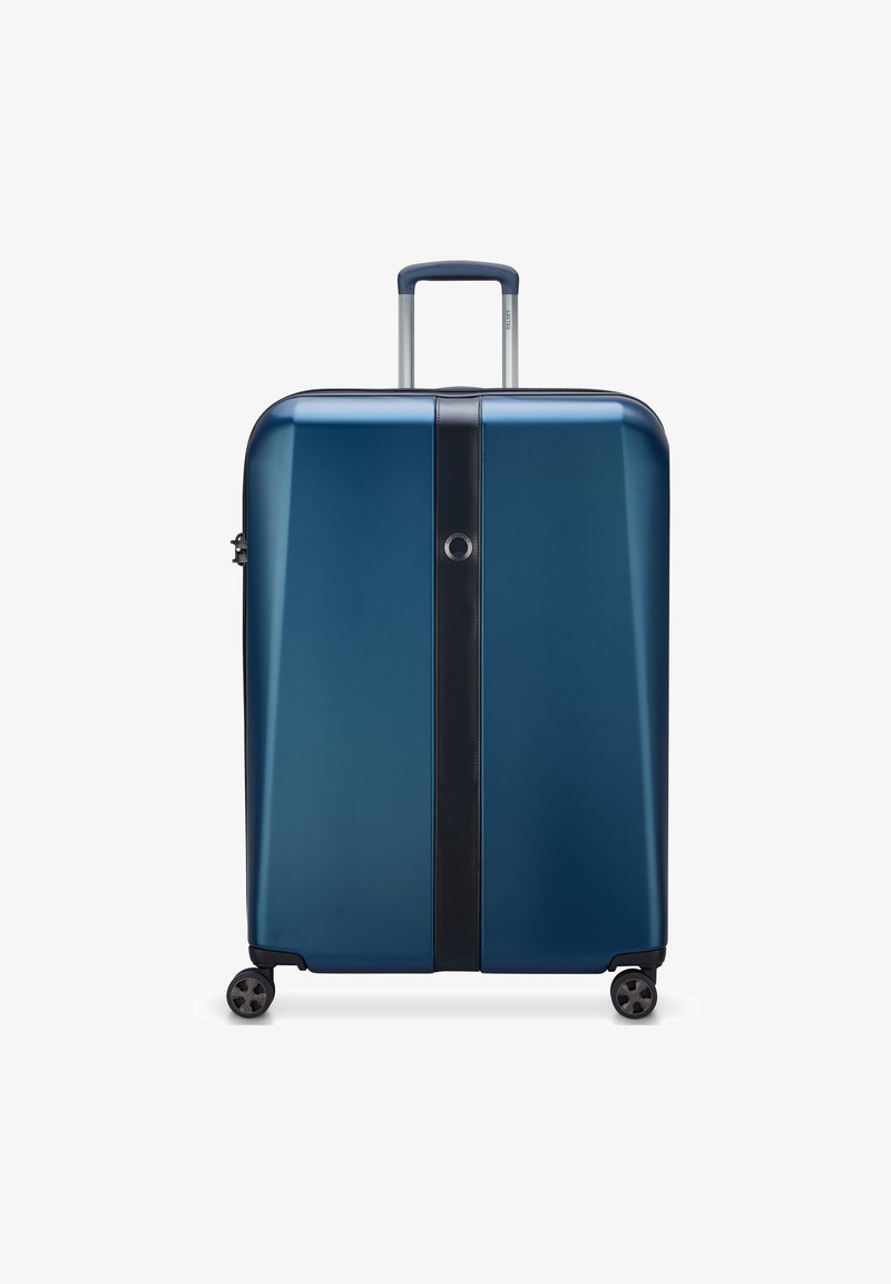 Valise rigide de couleur bleu marine avec une finition brillante, bandelette noire au centre, quatre roues et une poignée télescopique.