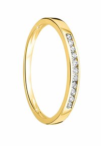 Anello d'oro con una fascia liscia e una fila di piccole gemme rotonde e trasparenti incastonate lungo un lato. Finitura lucida con una leggera lucentezza.