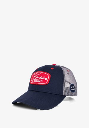 Vozačka kapa od tamnoplave tkanine s crvenim izvezenim logotipom. Siva mrežasta pozadina. Zakrivljeni vizir s rupicama i okruglim logotipom s akcentom sa strane.