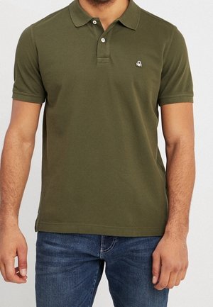 Olijfgroene polo shirt van katoen. Beschikt over een klassieke kraag, een twee-knopen placket en een klein logo geborduurd op de borst.