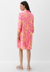 s.Oliver MIT CRÊPESTRUKTUR - Freizeitkleid - pink