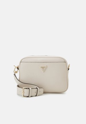 Borsa a tracolla in pelle beige con forma rettangolare, hardware dorato, tracolla regolabile e una placca con logo triangolare sul davanti.