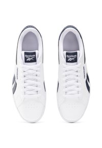 Baskets en cuir blanc avec des accents navy et des détails perforés. Lacets plats, col rembourré et logo sur la languette. Design bas classique.