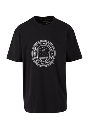 Schwarzes Baumwoll-T-Shirt mit einem runden weißen Emblem, auf dem "University of North Carolina" und "Chapel Hill" zu lesen sind, sowie einem Fackeldesign.