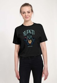 Sort bomulds T-shirt med et farverigt grafik af et slangelignende væsen med teksten "YUAN-TI" ovenfor og "Dungeons & Dragons" nedenfor.