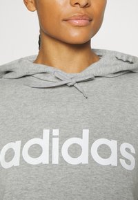 adidas Sportswear ESSENTIALS LINEAR - Pulover s kapuco - medium grey heather/white