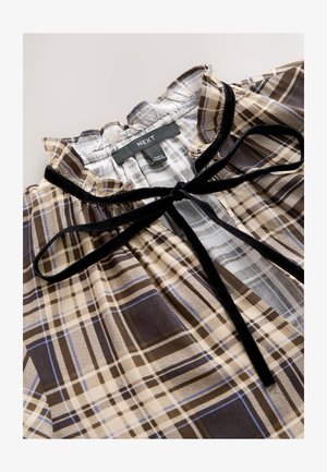 Barna és bézs kockás blúz fodros gallérral, fekete bársony masnival és a nyakkivágásnál összegyűrt textúrával. Belső címke látható.