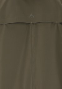 Donkergroene olijfjack gemaakt van een gladde, duurzame stof. Kenmerkt zich door een hoge hals, horizontale naaddetail en een subtiele logo in het middenboven.