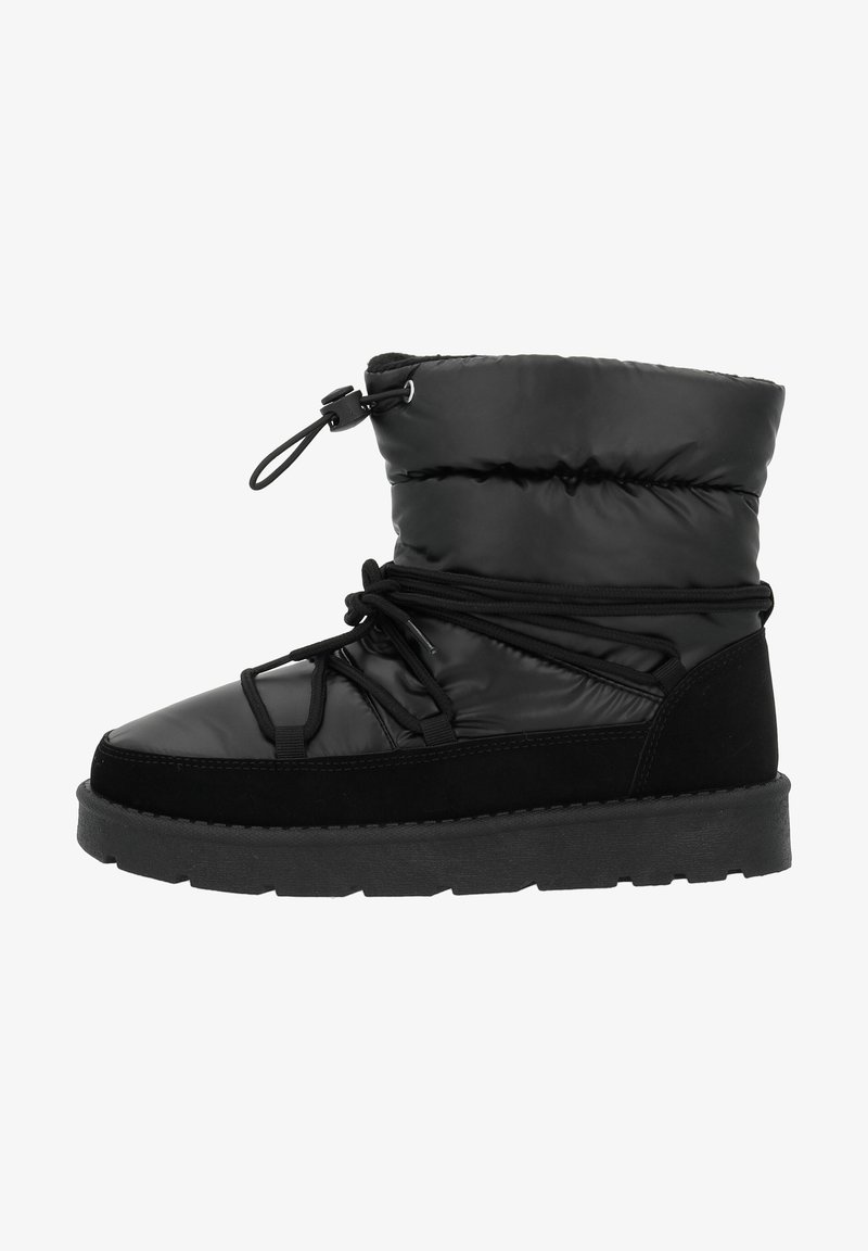 Bota aislante negra con parte superior acolchada, cierre de cordones y suela de goma gruesa; está compuesta de materiales sintéticos suaves y ante texturizado.