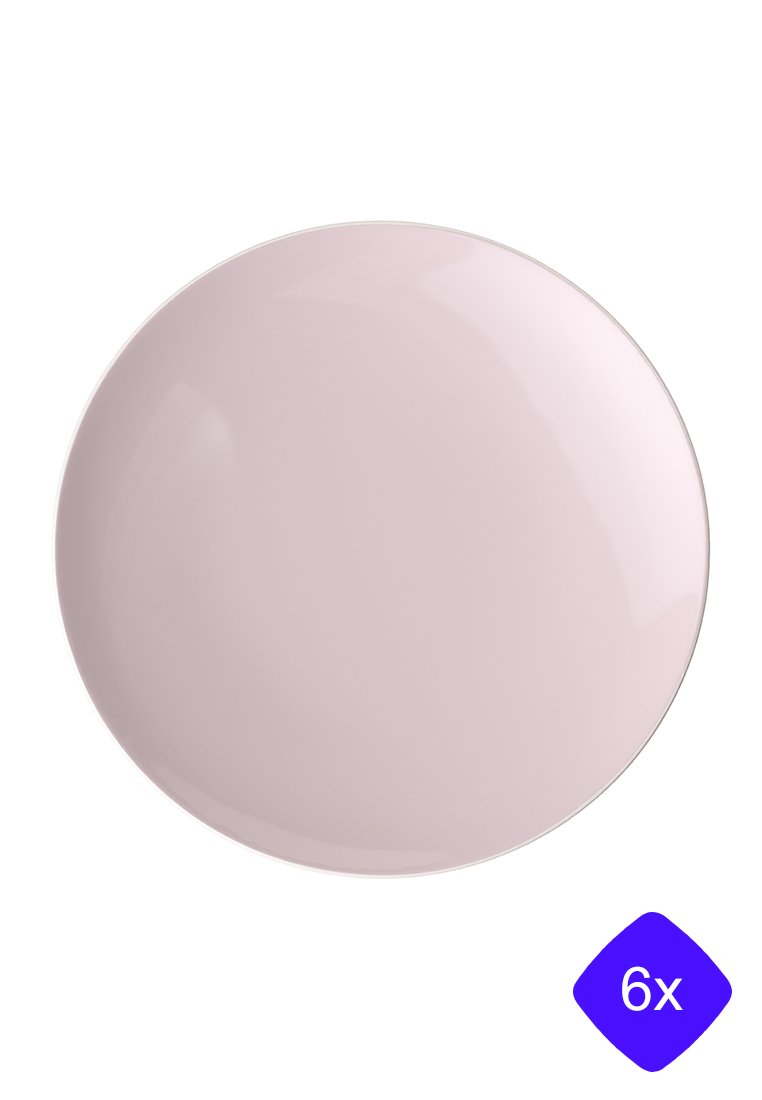 Zestaw sześciu gładkich, jasnoróżowych, okrągłych talerzy ceramicznych na białym tle.