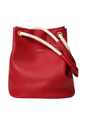 Borsa a secchiello in pelle rossa con texture, coulisse in corda intrecciata bianca e occhielli color oro, con piccolo logo "TWINSET" dorato.
