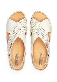 Cremefarbene Leder-Sandalen mit Ausschnittdesign, überkreuztem Riemenaufbau und geflochtenen Kanten. Helle beige Innensohlen mit Logodetail.