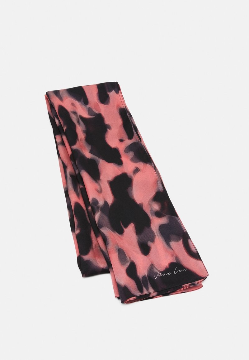 Écharpe pliée avec un motif abstrait rose et noir sur fond blanc, présentant un petit détail de signature blanche.