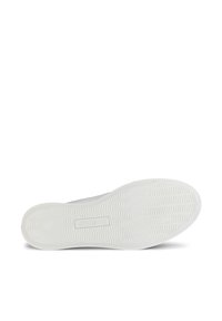 Sneaker bianco con suola in gomma testurizzata, caratterizzato da una tomaia liscia e un piccolo logo in rilievo. La suola presenta un fine motivo per una buona aderenza.