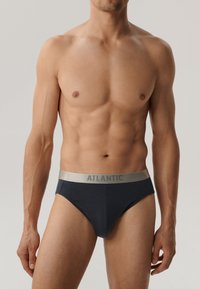Granatowe slipy z srebrnym paskiem "ATLANTIC". Gładki materiał z dopasowanym krojem, niskim stanem i bez dodatkowych wzorów lub akcentów.