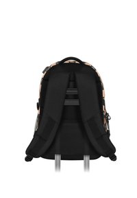 Mochila con correas acolchadas negras, un diseño estampado en colores claros y acentos de malla. Presenta un asa superior y un cierre de cremallera sin costuras.