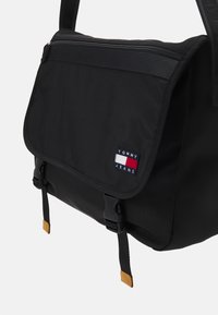 Tommy Jeans ESSENTIAL DAILY MESSENGER UNISEX - Keresztpántos táska - black