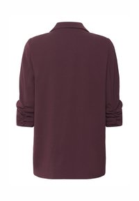 Burgundia bleiser volditud krae, volangvarrukatega ja sirge lõikega. Valmistatud siledast kangast, millel on kerge sära.