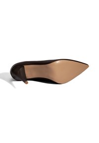 Zwarte hoge hak met een spitse neus, soepel leren bovenwerk en een huidskleurige zool. Heeft een slanke stilettohak.