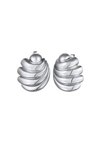 Silberne Ohrringe mit einem muschelähnlichen Design, das mehrere gebogene Schichten und einen runden oberen Teil aufweist. Glatte, reflektierende Oberfläche mit eleganten Details.