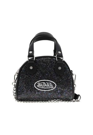 Petit sac à main noir avec finition scintillante, forme arrondie, deux poignées noires, bandoulière chaîne argentée et logo blanc Von Dutch sur le devant.